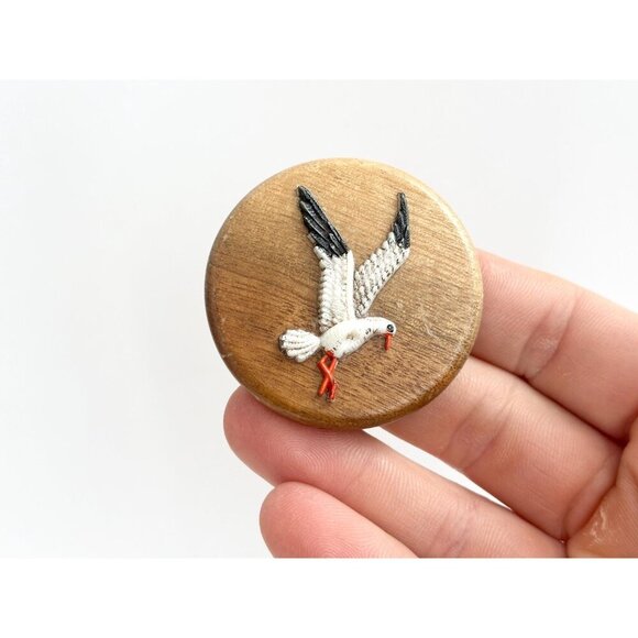 Seagull Figural Hand Painted Circular Shaped Solid Wood Vintage Brooch Pin - Picture 6 of 10